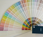色見本や塗り板で色を選ぶときの注意点